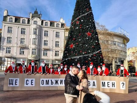 С плакат в центъра на Пловдив предложиха брак на Катрин Тасева