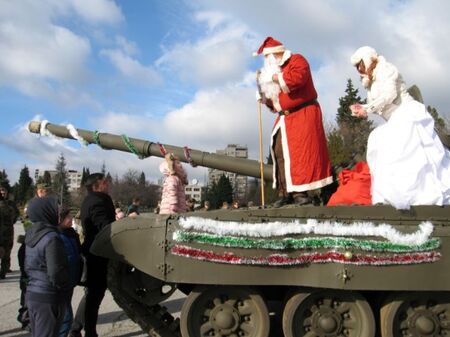 Дядо Коледа и Снежанка пристигат с танк в Сливен