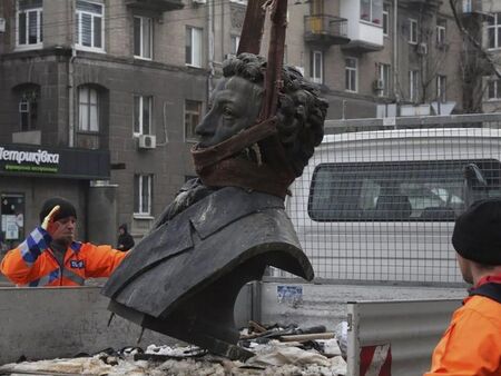 Украйна затрива всичко руско, Достоевски става Анди Уорхол