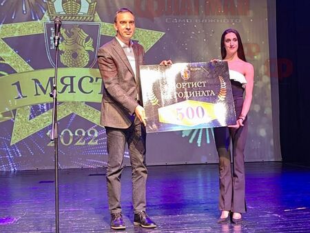 Женина Трашлиева получи наградата на тържествена церемония в родния си