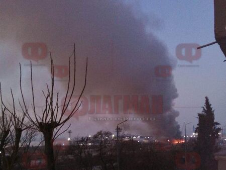 Гори скрап Голям пожар лумна на бургаското пристанище Огънят стресна