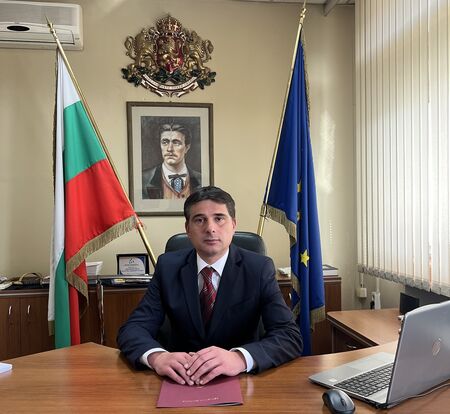 Областният управител на област Благоевград с поздравителен адрес