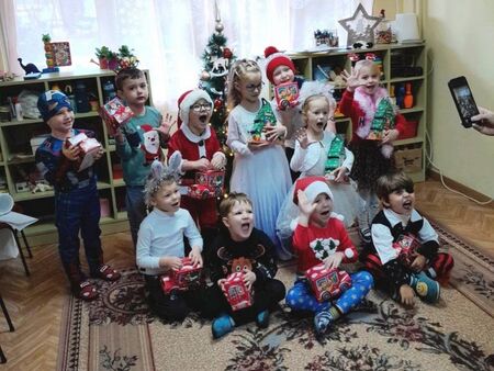 Дядо Коледа раздаде подаръци на бургаските украинчета