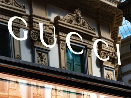 Обвиниха "Gucci" в пропаганда на педофилия заради реклама с тениска и мече