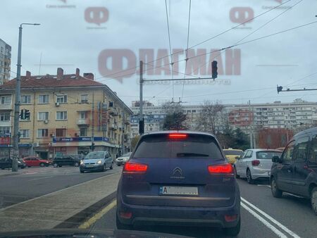 Сигнал до Флагман.бг: Хаос на най-натовареното кръстовище в Бургас, светофарите не работят