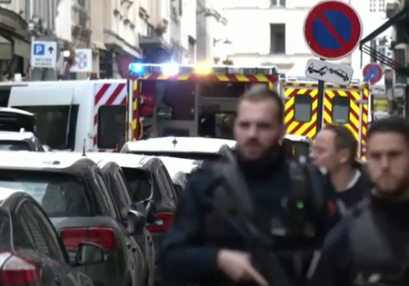 Двама загинали при стрелба в Париж