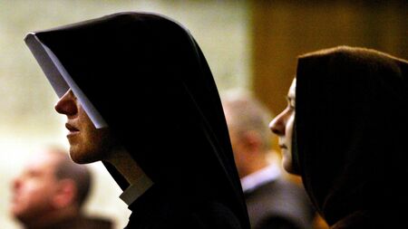 Дъжд от сигнали срещу свещеник, канил монахини на тройки