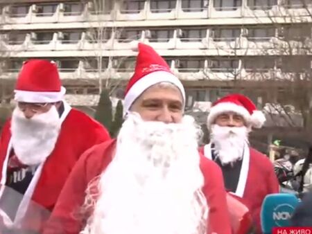 Мотористи, облечени като Дядо Коледа, раздават подаръци в Казанлък