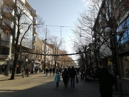 Трескаво пазаруване в последния момент: Центърът на Бургас ври от хора, опашки пред магазините за подаръци