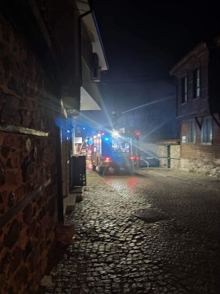 Целият покрив на сградата е обхваната от пламъци Еднофамилна къща