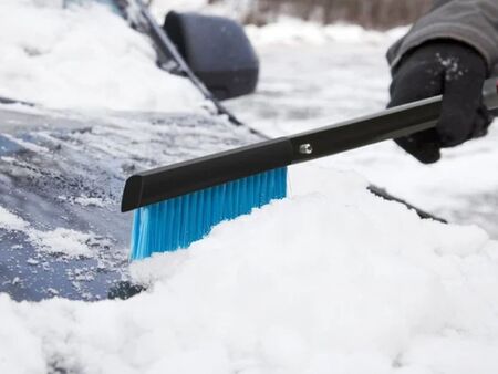 Създадоха устройство, което само почиства колата от сняг