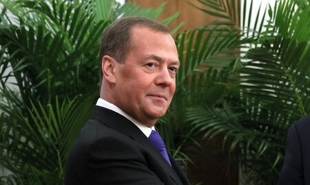Медведев: Да се отрежат източниците на доходи на "предателите"