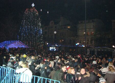 По парче баница и чаша вино на Нова година на площада в Бургас