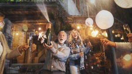 Новогодишни поверия по света: В Германия леят куршум, в Дания трошат чинии