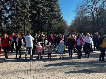 Последни танци за 2022-а: 500 души се хванаха на хоро във Велико Търново