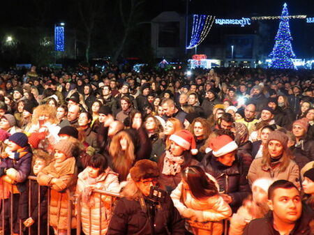 Точно в 00 часа красива заря изпъстри небето над града