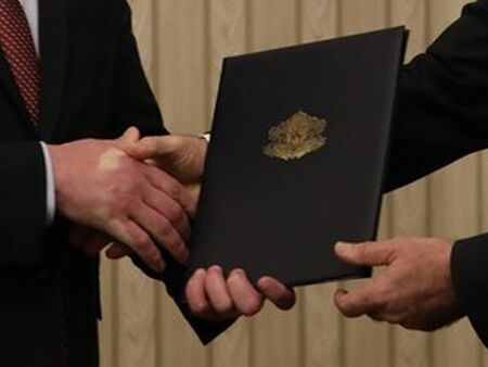 Президентът Румен Радев връчва мандат за съставяне на правителство на