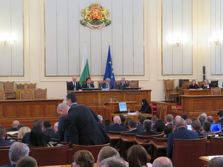Новият парламентарен сезон започва с първо пленарно заседание на Народното