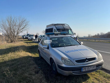 Арестуваха на АМ "Тракия" жандармерист, превозвал 30 мигранти с бус
