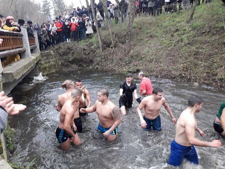 Смелчаци ще скачат за кръста на Йордановден в бента на "Славеева река" в Айтос