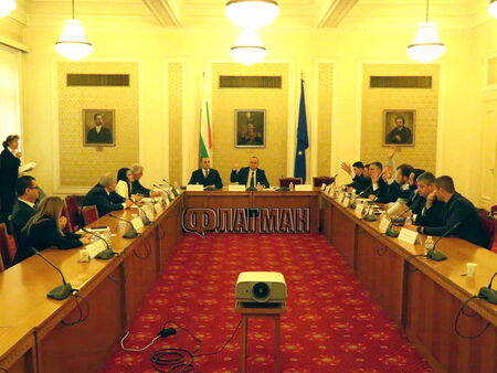 Икономическата комисия в парламента отхвърли плана за управление на номинирания