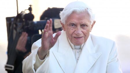 Погребват папа Бенедикт XVI в три ковчега