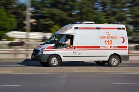 Училищен автобус катастрофира в Турция: Има загинал и 12 ранени