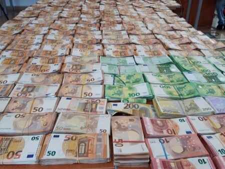 За година: Над 41 милиона лева недекларирана валута е конфискувана по границите
