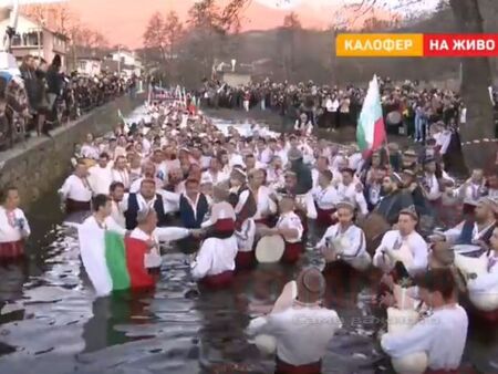 Стотина юнаци на мъжко хоро в студените води на Тунджа