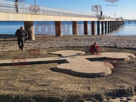 Изваяха на плажа в Бургас кръст от пясък като символ на новия живот