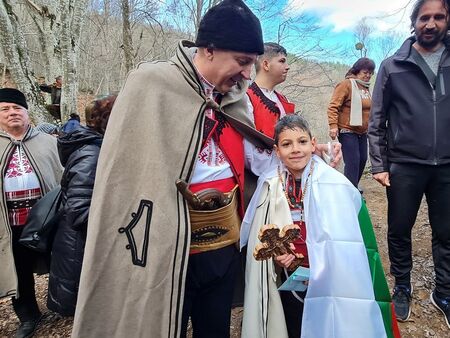 7-годишният Теодор Стоянов спаси Светия кръст във водите на водопада Докузак