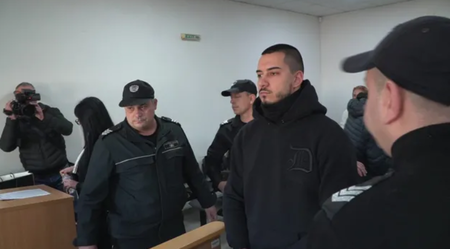 Полицаят, арестуван за трафик на мигранти, остава в ареста