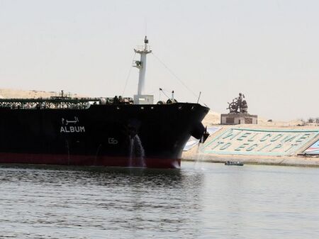 Товарен кораб с царевица заседна в Суецкия канал