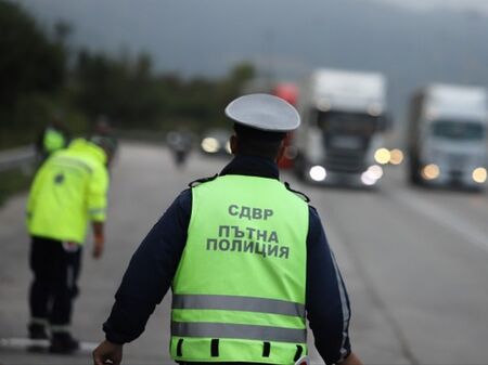 Заловиха криминално проявен да превозва 21 мигранти на АМ "Тракия"