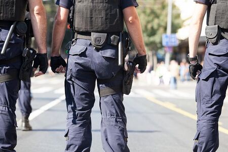 Увеличават заплатите на полицаите със средно образование
