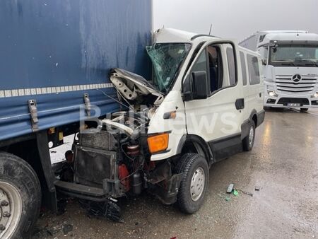 Тежка катастрофа с бургаски бус и ТИР край Враца, линейка лети към болницата (СНИМКИ)