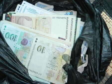 Полицията търси собственика на пари, намерени в метрото в София