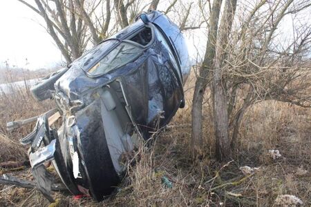 Зрелищна катастрофа край Банско: Смазан автомобил „кацна” на дърво (СНИМКИ)