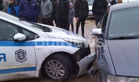 Шефът на РПУ-то в Бяла Слатина отнесе Audi с патрулка в ромската махала, за едната бройка да го линчуват