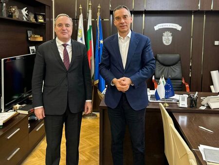 Ръководството на Софийския университет посети Бургас, кметът преговаря за разкриването и на други специалности