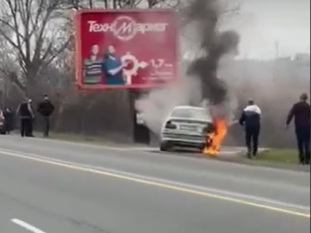 Извънредно! БМВ пламна в движение на бул. „Тодор Александров“ (ВИДЕО)