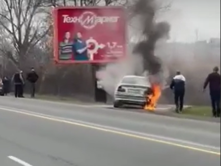 Шофьорът е успял да излезе преди пламъците да обхванат цялата