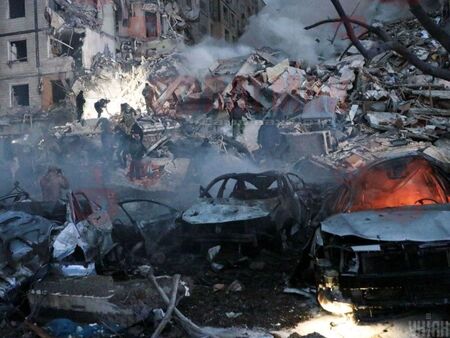 39 извадени изпод развалините в Днипро, руснаците обстрелвали детска градина и стадион край Суми