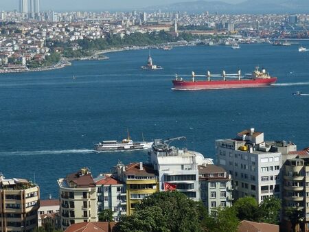 Затвориха Босфора заради украински кораб