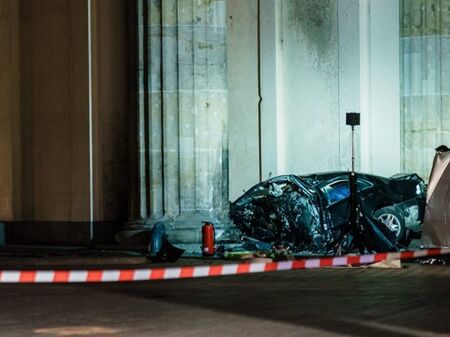 Мъж блъсна луксозната си кола в Бранденбургската врата и загина