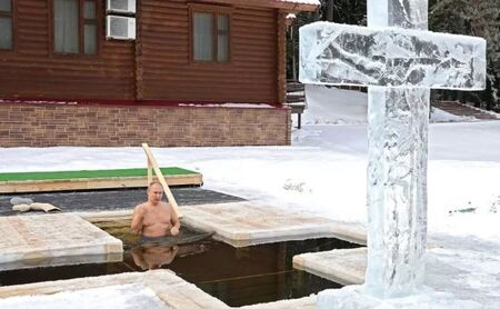 Путин се потопи за Богоявление в дупка в леда край Москва