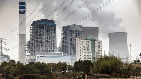 Китай ускорява изграждането на нови въглищни и газови електроцентрали през 2023 г.