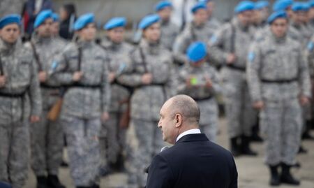 Радев: Да даваме оръжия за Украйна означава да гасим пожара с бензин