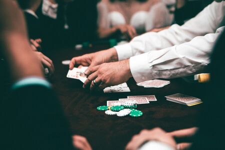 Какъв процент от хората навършили 18 в България през 2022 са опитали късмета си в казино?