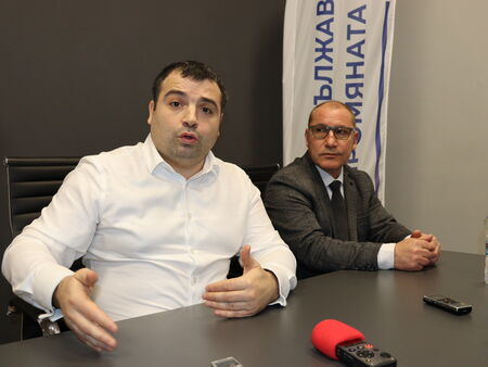 "Продължаваме промяната“ създава широка антикорупционна коалиция, обявиха депутатите от Бургас